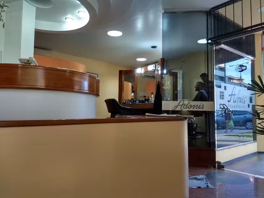 Adonis peluqueros barberia