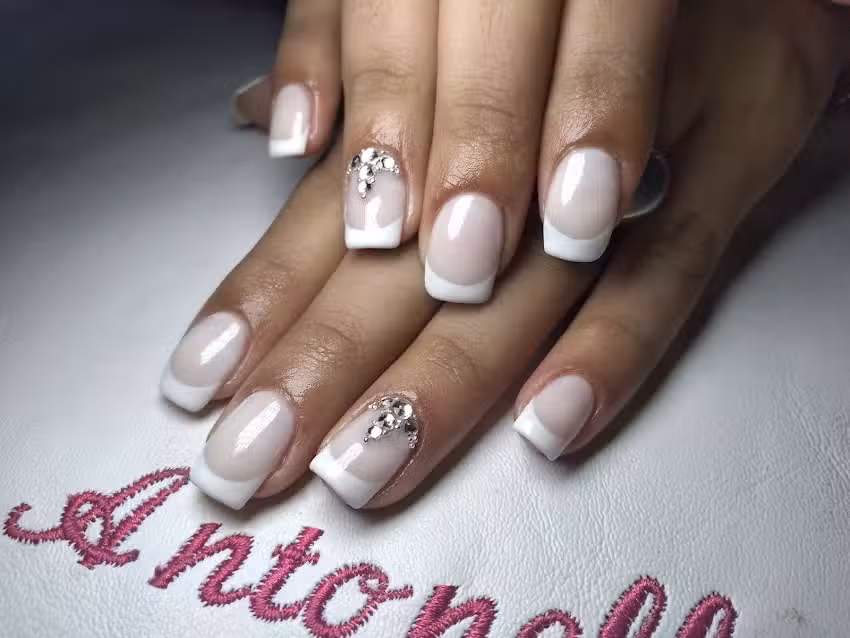 Antonella u&ntilde;as