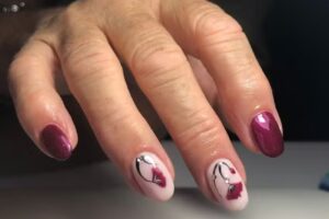 Femminile belleza de manos, pies y u&ntilde;as esculpidas.