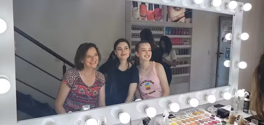 Glimmer &ndash; Perfilado de Cejas, Laminado, U&ntilde;as semipermanente, Capping y press on