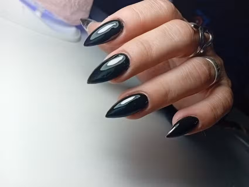 Manicura y Pedicura u&ntilde;as semipermanente acr&iacute;licas