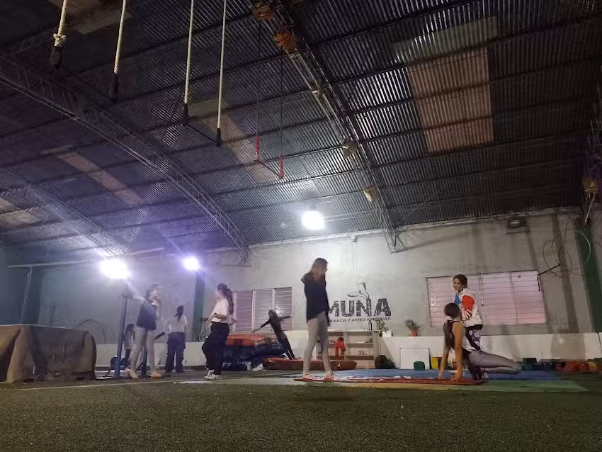 MUNA acrobacia y artes kineticas