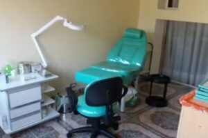 Pedicuria . Podocosmiatra . Manicura