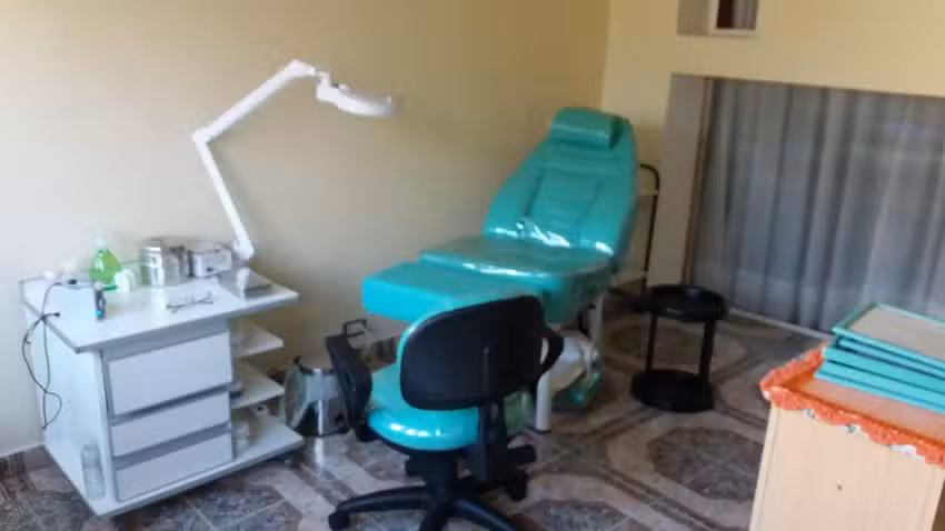 Pedicuria . Podocosmiatra . Manicura