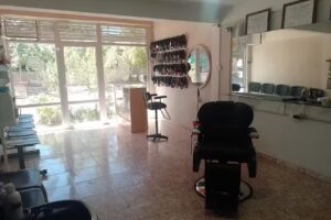 Peluquería barbería entre tijeras y navajas
