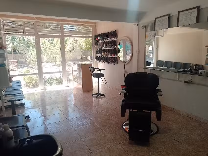 Peluquer&iacute;a barber&iacute;a entre tijeras y navajas