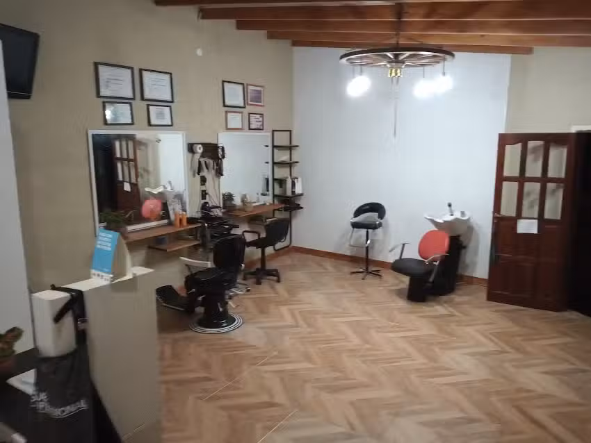 Peluquer&iacute;a Unisex Caleb