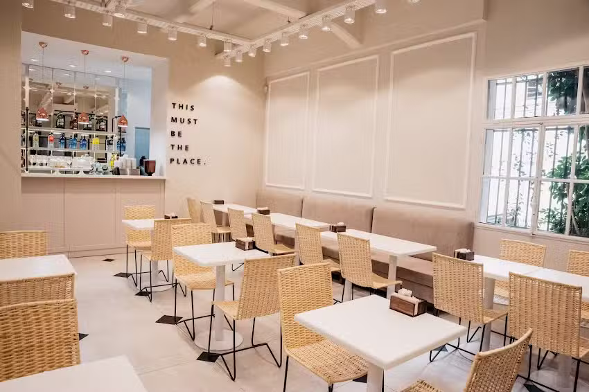 Rebecca Monumento Coffee & Nail Bar