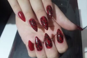 ROYALTY u&ntilde;as y maquillaje