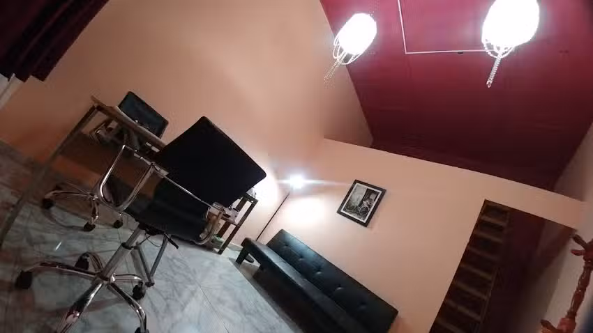 Salon De U&ntilde;as Daina