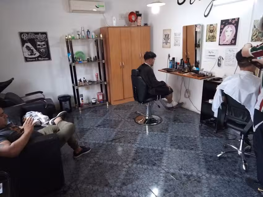 Stay Free &ndash; Peluqueria Barberia