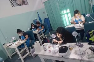 U&Ntilde;AS ESCULPIDAS SOL.