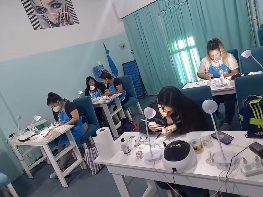 U&Ntilde;AS ESCULPIDAS SOL.